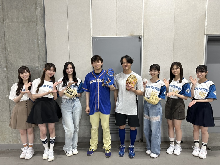 FightersPR's tweet photo. #乃木坂野球部 のみなさんが来場！

ファーストピッチに向けて、田宮裕涼選手＆細川凌平選手と投球練習しました⚾

#lovefighters @nogizaka46 https://t.co/KfWTSqLVvR