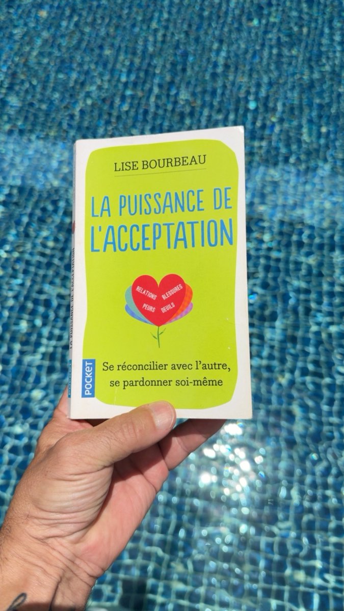 JeanLucRomero's tweet photo. « La puissance de l’acceptation » de Lise Bourbeau est, à mes yeux, bien plus qu’un simple ouvrage de développement personnel : c’est un véritable guide pour mieux vivre.
Ce n’est pas la première fois que je me replonge dans ce livre. Si je ne partage pas nécessairement toutes les convictions de l’auteure, notamment sur le plan spirituel, je dois reconnaître que ses écrits posent les questions essentielles et offrent des pistes précieuses pour cultiver une sérénité profonde. S’accepter soi-même est un chemin exigeant, souvent l’œuvre d’une vie entière.
L’un des passages les plus marquants concerne le vieillissement, un sujet qui génère tant d’anxiété. Lise Bourbeau nous invite à un changement de regard : plutôt que de nous focaliser sur l’usure ou les transformations physiques, elle nous incite à prendre conscience des richesses qui s’épanouissent au-delà du corps. Cette perspective est un levier puissant pour atteindre une acceptation apaisée.
Arrivé à cette étape de mon existence, le survivant que je suis sais désormais combien cette sagesse est juste. J’ai aujourd’hui le recul nécessaire pour l’exprimer : à chaque nouvelle décennie, nous découvrons des expériences et des horizons qui nous étaient inconnus jusqu’alors. Le vieillissement devient alors une exploration plutôt qu'un déclin.
L’ouvrage insiste également sur une dimension cruciale : l’acceptation de l’autre. L’auteure nous rappelle que nous devons apprendre à respecter les choix de nos semblables, même lorsqu’ils nous déconcertent ou qu’ils entrent en contradiction avec nos propres valeurs. C'est là, sans doute, le défi le plus complexe et le plus libérateur.
C’est un livre à garder précieusement à portée de main, à consulter régulièrement au gré des turbulences de l’existence. Pour ma part, il m’accompagne fidèlement, m’aidant à transformer mes résistances en autant d’opportunités de grandir.
@Pocket_Editions