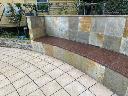 rectoweb2's tweet photo. 外にある、憩いのための石のベンチです。
でもこう汚れていては利用者も寄りつかないですよね。
きれいに洗いましょう。
気持ちいい! https://t.co/k8H4aXwWv9