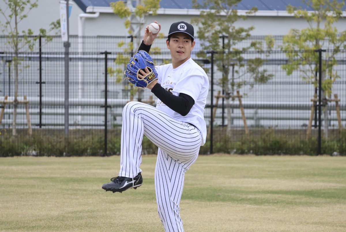 Tigers_farm's tweet photo. いよいよ甲子園球場のマウンドへ✨
プロ初登板初先発の下村海翔選手へ熱いご声援をよろしくお願いいたします！

#阪神タイガース
#下村海翔
#熱覇 https://t.co/pKt06n3EDu