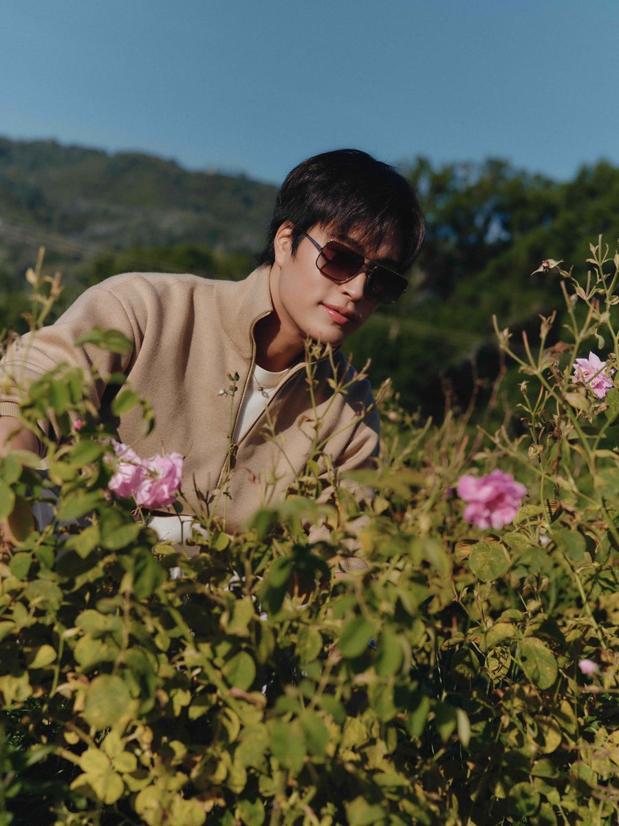Geminint_family's tweet photo. ♊️ IG Update | mintmag_th 

#CHANELFragrance
#CHANELGrasse 
#CHANELXGEMINI 
#Gemini_NT @gemini_ti

หอมทุกโมเมนต์! หนุ่ม #เจมีไนน์ Chanel Ambassador บินลัดฟ้าไปยังฝรั่งเศส ร่วมเปิดประสบการณ์ไปกับการปรุงน้ำหอม CHANEL No.5 กับ Olivier Polge ที่โดดเด่นด้วยกลิ่นหอมจากดอกไม้อย่างดอกกุหลาบเซนติโฟเลีย หรือที่รู้จักกันในชื่อกุหลาบเมย์โรส ด้วยความหายาก ความงดงาม และกลิ่นหอมอันเป็นเอกลักษณ์ที่ไม่อาจลอกเลียนแบบได้💚