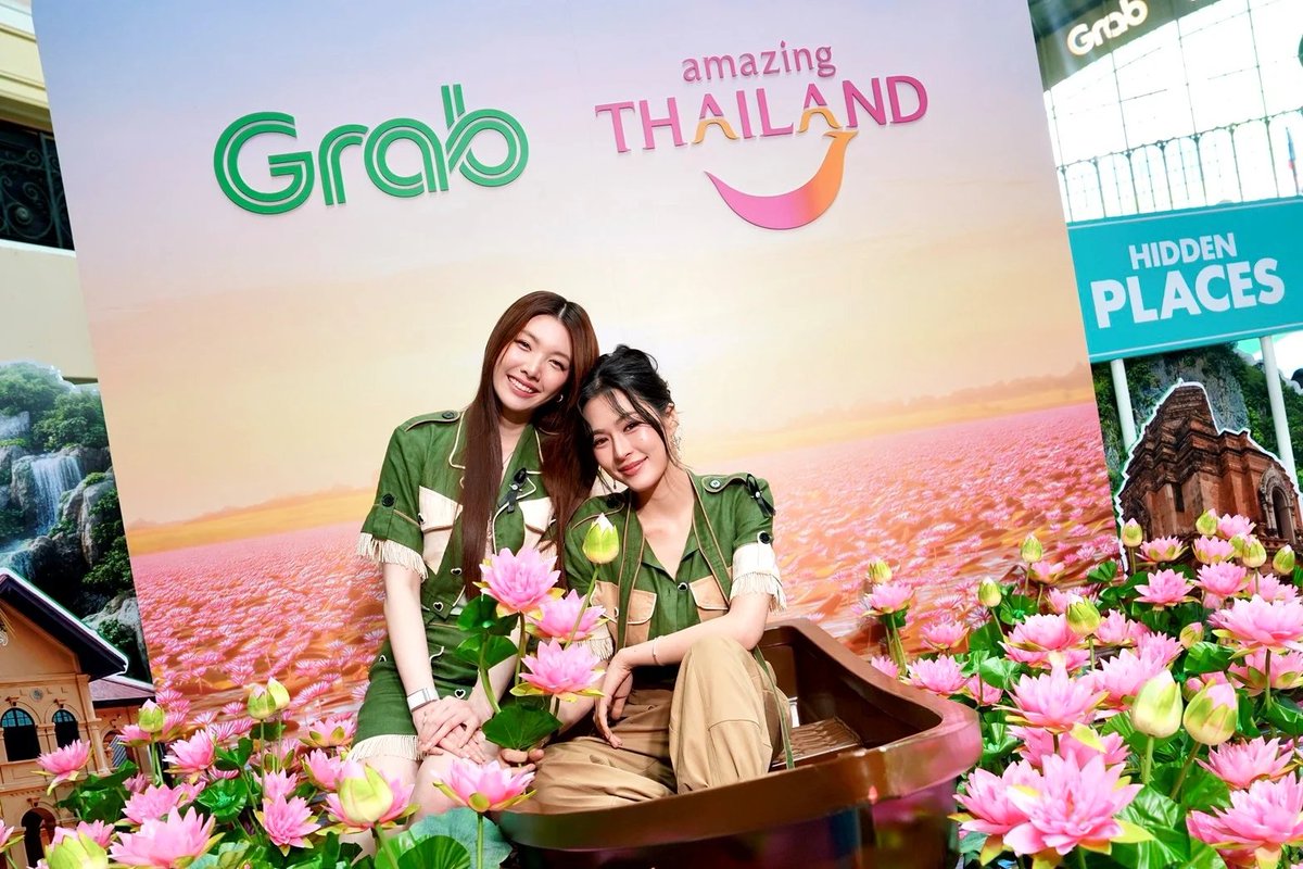 Thaiheadlines02's tweet photo. 【跟着Ling-Orm游泰国！Grab联合泰旅局推出全新旅游推广活动】#泰国社会头条 #หลิงออม #LingOrm 
泰国头条新闻社讯 Grab正式助力泰国旅游局拉动2026年下半年旅游经济，邀请当红艺人组合“Ling-Orm”推出“Grab Amazing Thai Rares——深度游泰、不再私藏”活动，号召游客探索小众冷门景点的全新魅力，延续“粉丝旅游”策略，重点面向泰国及中国游客群体。

泰国国家旅游局局长塔佩妮表示，旅游局持续推动国内旅游，鼓励泰国人前往全国各地旅游目的地，包括主要城市、值得一游的城市，以及能够体现各地特色与独特性的“隐藏瑰宝”景点，以满足追求有意义旅行体验、希望以不同视角了解当地文化、生活方式和故事的新时代游客需求。

她指出，此次与Grab的合作是提升知名度、促进旅游出行的重要举措之一，既面向泰国游客，也向有兴趣前来泰国旅游的外国游客传递信息。借助“Ling-Orm”这样的当红艺人，能够激发旅游灵感，并触达大量国内外粉丝。她表示，Grab作为深受泰国用户和外国游客欢迎与信赖的平台，在便利出行方面发挥着重要作用，有助于提升旅游体验，拉动全国各地区的出行与消费，并持续推动收入向经营者和当地社区分配。

Grab泰国董事总经理占素达表示，作为泰国旅游局的重要合作伙伴，Grab致力于不断完善平台功能，为游客提供便捷、安全的出行服务，并按照政府政策开展各类有助于促进旅游、拉动社区经济的活动和推广。

她介绍，去年Grab与旅游局合作推出“畅游全泰、尽享欢乐、信赖Grab”活动，首次邀请“Ling-Orm”以“Friends of Grab”身份共同宣传泰国旅游，在知名度和用户行为方面均获得良好反响。活动期间媒体曝光量超过3亿次，值得一游城市的叫车服务使用量增长高达48%。

为延续这一成功，今年Grab推出“Grab Amazing Thai Rares——深度游泰、不再私藏”活动，号召游客发现泰国全新维度的魅力，涵盖景点、地道美食和文化节庆，这与“Amazing Thailand”品牌下的旅游推广方向相契合。活动继续借助在国内外拥有强大粉丝基础的“Ling-Orm”的影响力，尤其聚焦泰国Z世代游客群体和中国粉丝，共同开启全新体验，强化“粉丝旅游”热潮，切实推动旅游经济发展。

全新广告系列“深度游泰、不再私藏”邀请“Friends of Grab”——“Ling-Orm”号召大家跟随全泰重要景点的足迹深度畅游，品尝地道名店美食，感受各类文化节庆的多彩魅力，尤其聚焦55个值得一游的府。通过全方位媒体渠道进行推广，涵盖户外媒体、应用内媒体、国内外线上及数字媒体，以建立广泛认知。同时推出“AMAZING”优惠码，在55个府使用Grab各项服务时最高可享120泰铢折扣，涵盖叫车、点餐购物及寄件服务，即日起至2026年9月6日。

（编译：WAN；来源：bangkokbiznews）