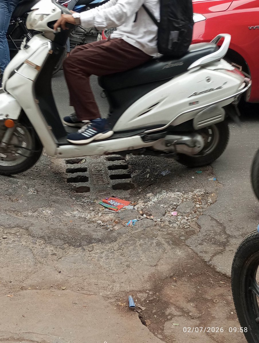 asim90210's tweet photo. @GHMCOnline @CommissionrGHMC @ZC_Khairatabad @revanth_anumula @TelanganaCMO #TelanganaRising only in few areas #TelanganaFatal at this location between pillar 1286 &amp; 1285 at Nampally road towards railway station. Adj to Shop 5-8-111/1 opp side of RK Surgicals.Please fix this ASAP https://t.co/Ryvp180mPQ