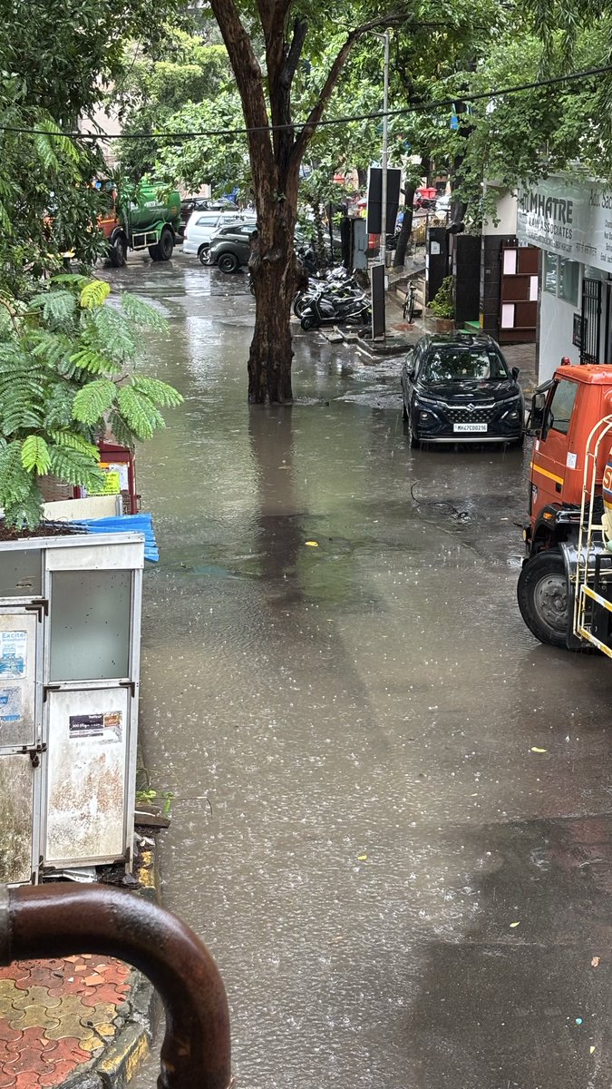 MSawant1997's tweet photo. Serious waterlogging issue at Chemburkar Wadi, Mhatre Cross Lane, Dattapada Road, Near Crystal Hospital, Borivali East. Residents and commuters are facing severe difficulties. Please clear the drains and resolve this urgently.
@mybmcWardRC  @mybmc #MumbaiRains #Waterlogging https://t.co/5LViDx4kJc