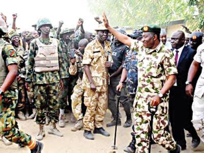 harrisiso101's tweet photo. @Big_Sinudo Even GEJ was wearing camo https://t.co/BkJGtolkK0