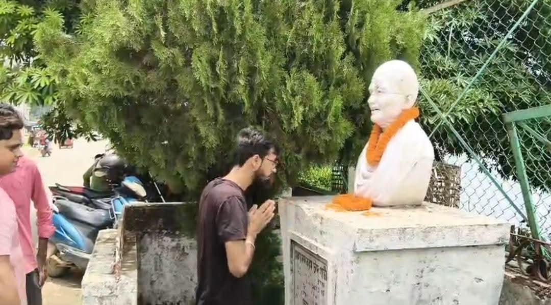 subharautwb's tweet photo. Today, the Purulia District Chhatra Parishad paid floral tribute to the statue of Mahatma Gandhi in front of the Purulia District Congress Office in protest against the disrespect shown to Gandhi's statue in Katwa yesterday. Members also offered their heartfelt homage to the BAPU https://t.co/5OZ8J8DzPJ
