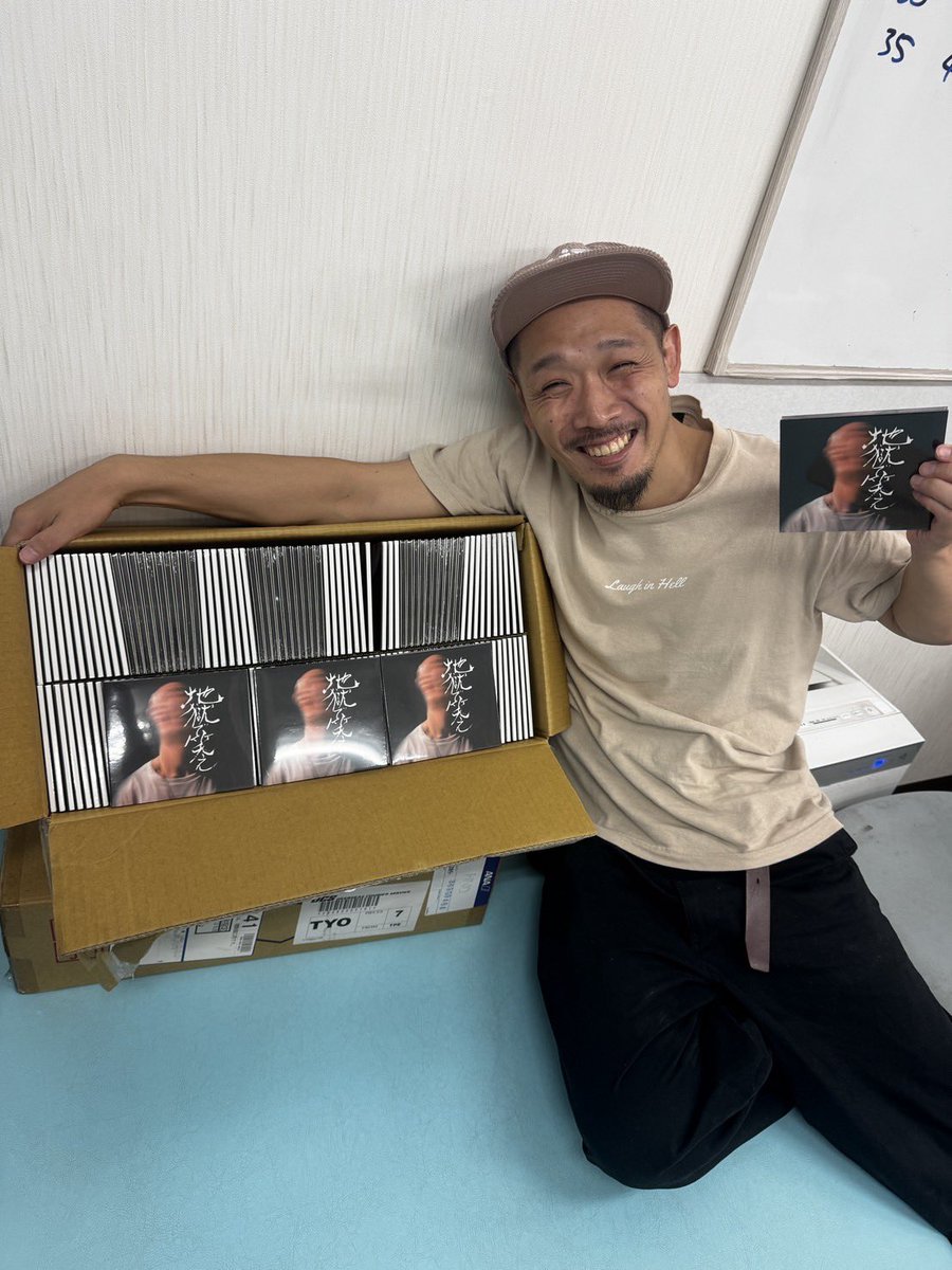 kukai048care's tweet photo. 【頼むッッ！！！】
戦極MC battleの物販用に実家まで在庫を確認したところ、2018年にリリースした空廻の2nd Album『地獄で笑え』(笑ってれば・雨上がりの火曜など収録)が、なんと【７００枚(段ボール5箱分)】もありました！！！ウソだろッ！！！
ストリーミング時代にCDを聴く機械すら持っていない方も多いかと思いますが、このままゴミにするのは余りにも勿体無い！！！
という事で、今後色んな作戦を練りながらリスナーの方々に喜んでもらいながらお手元まで届けたい！と思っておりますので是非よろしくお願いします！🙇‍♂️
とりあえず、【空廻から直接購入の方は半額(1000円)+サイン+写真撮影】となりますので是非お声かけ下さい！！！よろしくお願いします！
#空廻2ndあと5箱