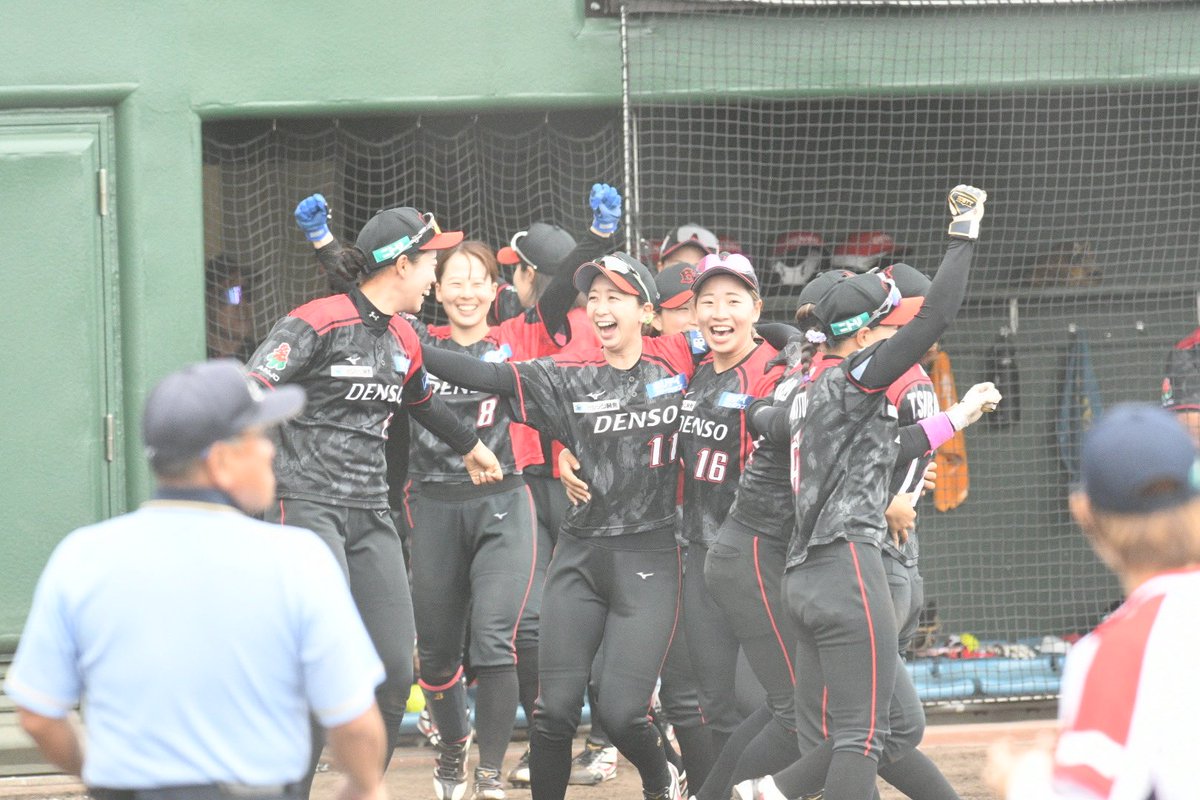 BP_DENSO's tweet photo. 🦄📷🌼 ブラペガ写真集 🦄📷💗

試合中のベンチの様子🏟️
ベンチワークもあげあげです🕺🪩

#デンソーブライトペガサス
#softball 
#GALLOP https://t.co/i0IWkq4v0B