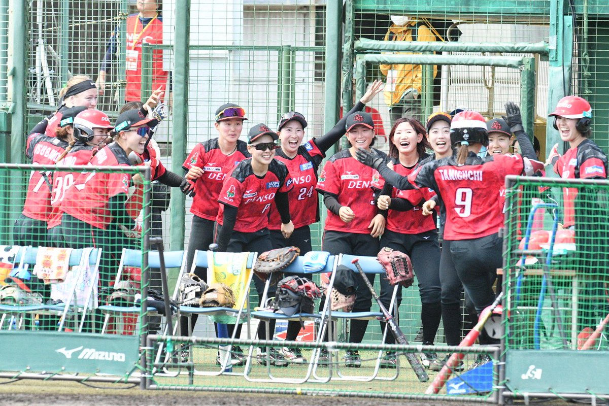 BP_DENSO's tweet photo. 🦄📷🌼 ブラペガ写真集 🦄📷💗

試合中のベンチの様子🏟️
ベンチワークもあげあげです🕺🪩

#デンソーブライトペガサス
#softball 
#GALLOP https://t.co/i0IWkq4v0B