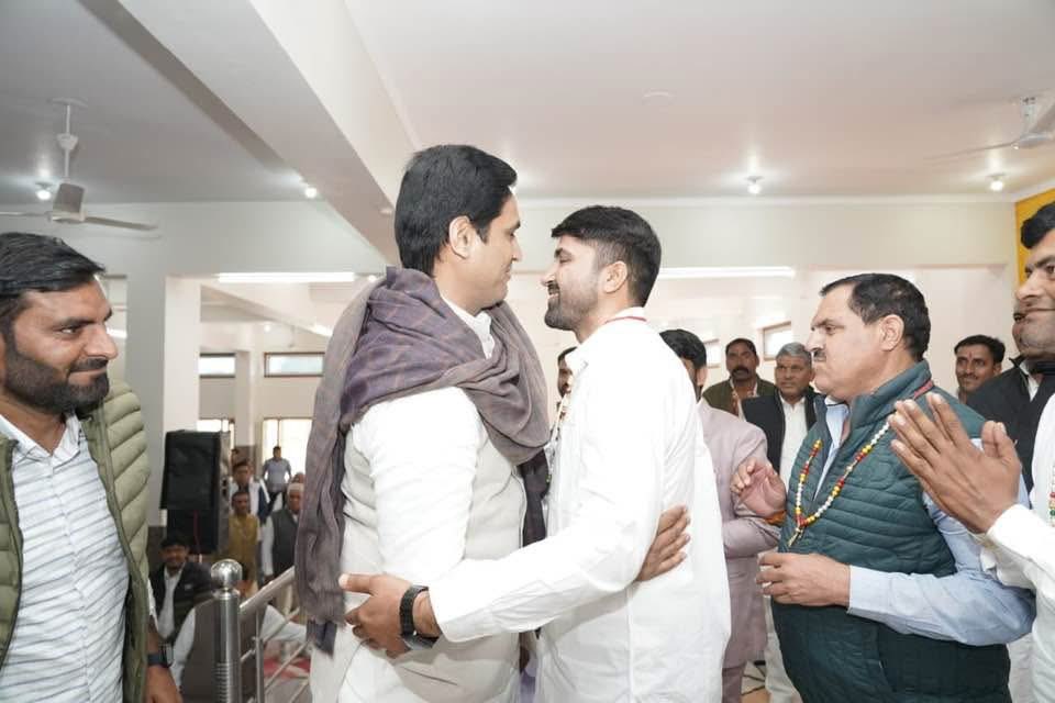 ShriramBijarnia's tweet photo. किशनगढ़ विधानसभा क्षेत्र से लोकप्रिय विधायक बड़े भाई डॉ विकास चौधरी जी को जन्मदिवस की हार्दिक बधाई एवं शुभकामनाएँ!!
मैं तेजाजी महाराज से आपके उत्तम स्वास्थ्य एवं दीर्घायु जीवन की कामना करता हूँ ।।
@DrVikasAjmer https://t.co/4YLE09OVRw