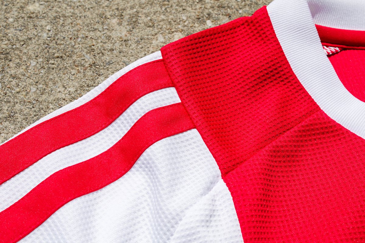 ajaxlife's tweet photo. Het nieuwe thuistenue van #Ajax in één woord: ______ ✍️ https://t.co/Q4MVaNc0WY