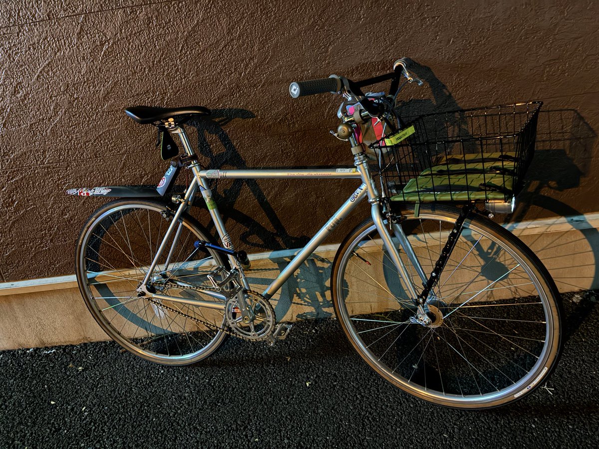 R32Hamu's tweet photo. 新しい自転車買ったら2台減った
通勤用は友人へ
親友から引き継いだやつは
友「（売って）本命の足しにすればええやん。」とか言われたので売った……あんなポストした後なのに笑 https://t.co/dNhxj1U61y