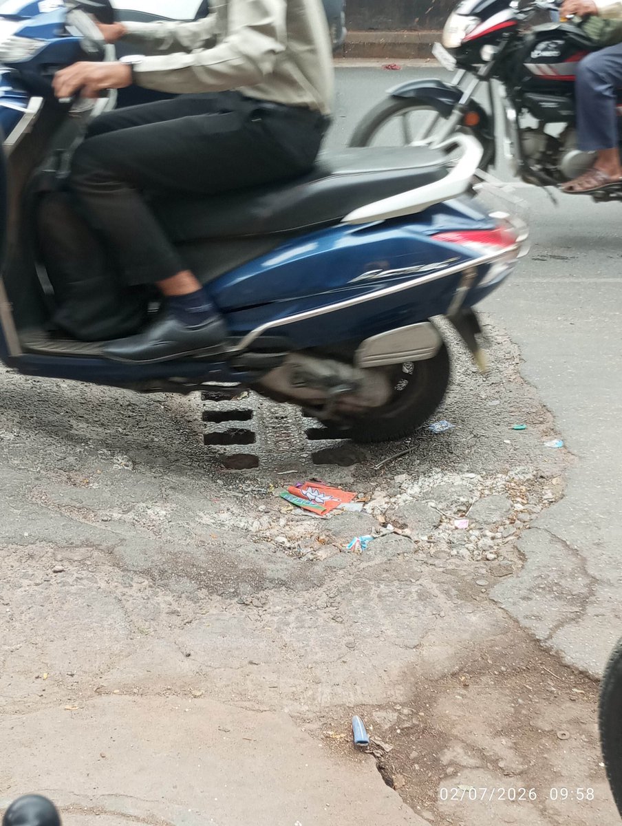 asim90210's tweet photo. @GHMCOnline @CommissionrGHMC @ZC_Khairatabad @revanth_anumula @TelanganaCMO #TelanganaRising only in few areas #TelanganaFatal at this location between pillar 1286 &amp; 1285 at Nampally road towards railway station. Adj to Shop 5-8-111/1 opp side of RK Surgicals.Please fix this ASAP https://t.co/Ryvp180mPQ