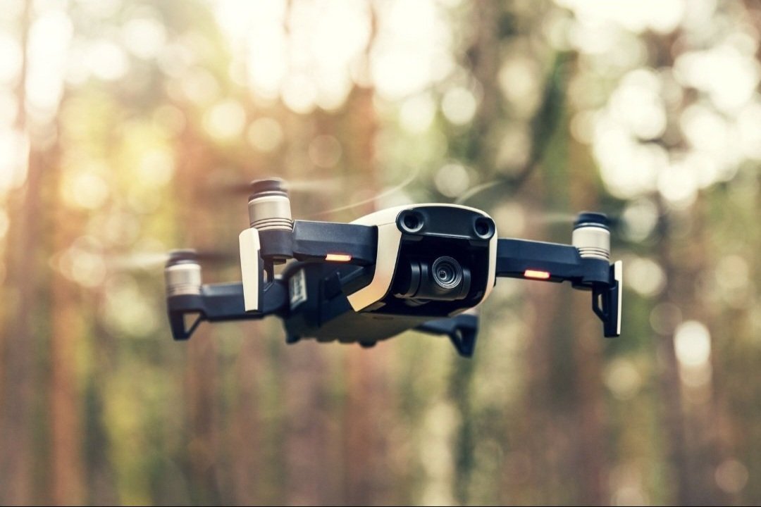SamKabera's tweet photo. #DRONES

UBUREZI

Nyagatare: Umwarimu amaze iminsi 5 batazi iyo ari nyuma yo gukekwaho gukopeza ikizamini abanyeshuri
============================

Muri @NyagatareDistr , umurenge wa Gatunda ku kigo cy' amashuri cya GS Mutumba, haravugwa inkuru y' Umwarimu bivugwa ko yari asanzwe yigisha ICT muri icyo kigo, akanagira access kuri system ya CAMIS ikoreshwa n' ibigo by' amashuri. Uyu mwarimu yaje gufata code y' ibizamini byakozwe mu gihembwe cya III maze ayiha umunyeshuri w' umukobwa binavugwako ari incuti ye, maze nawe ibizami abisangiza bagenzi be.

Nyuma byaramenyekanye maze ngo @NESA_Rwanda iza gukora ubugenzuzi baza gusanga uwo mwarimu ashobora kuba  yarabigizemo uruhare, binavugwako n' abanyeshuri babyiyemereye .

Amakuru #DRONES zahawe ni uko uyu mwarimu amaze iminsi 5 ataboneka ku kazi kandi nta mpamvu izwi,...

Ubuyobozi bwavuzeko iyi Dosiye nta byinshi buyivugahoko iri mu biganza bya @RIB_Rw 

@Rwanda_Edu 
@ClaudetteIrere 
@JoNsengimana 
@oswaki