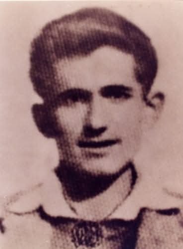 Peof1978's tweet photo. Ανδρέας Παρασκευά

O Ανδρέας Παρασκευά γεννήθηκε στο χωριό Κώμα του Γιαλού στις 30 Νοεμβρίου του 1940 και τελείωσε το δημοτικό σχολείο του χωριού του. Με αυθορμητισμό και γενναιότητα χαρακτηριζόταν όλη η δράση του στον αγώνα της Ε.Ο.Κ.Α, στον οποίο εντάχθηκε στα τέλη του 1955. Ο πατέρας του θεωρούσε πως ήταν πολύ μικρός όταν εντάχθηκε στον αγώνα. Χαρακτηριστική ήταν η απάντησή του: «Άργησες, πατέρα, να μου το πεις. Ο γιος σου μεγάλωσε από τη στιγμή που έδωσε τον μ��γάλο του όρκο. Πατέρας μου και μάνα μου τώρα είναι η Ελλάδα». 

Ο πατέρας του Ανδρέα, ο οποίος ήταν αριστερός, καταδιώχθηκε από το κόμμα του εξαιτίας της δράσης του γιού του. Τα λόγια του πατέρα του Ανδρέα ήταν: «Μετά το θάνατο του γιου μου ούτε καφέ δεν προσφέρονταν οι αριστεροί φίλοι μου να με κεράσουν και έφευγαν από το καφενείο, όταν πήγαινα εγώ. Όμως καμάρωνα που ο γιος μου έδωσε τη ζωή του για την πατρίδα. Ήμουν φτωχός και τα παιδιά μου ήταν πολλά. Όμως δούλεψα πολύ σκληρά και μόρφωσα όλα τα παιδιά μου, γιατί ήθελα να έχουν μια καλή θέση στην κοινωνία και να είναι αντάξια του ήρωα αδελφού τους». 

Μεσημέρι 2 Ιουλίου 1956, ο Ανδρέας Παρασκευά με συναγωνιστή του, έστησαν ενέδρα σε Άγγλους στρατιώτες μέσα στο χωριό τους. Ο Ανδρέας έριξε τη βόμβα, με αποτέλεσμα να πληγωθούν δυο Άγγλοι στρατιωτικοί. Έπειτα, οι Άγγλοι τον κυνήγησαν μέχρι που τον πυροβόλησαν. Έπεσε ηρωικά σε ηλικία δεκαπέντε μόλις χρονών. Ο Ανδρέας Παρασκευά είναι άλλος ένας νέος, τον οποίο τιμούμε μέχρι σήμερα για τον ηρωισμό του και τη θυσία του για την πατρίδα.