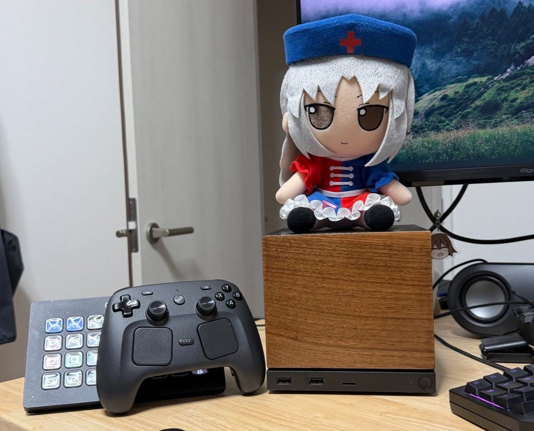 nupuryu's tweet photo. Steam Machine届いた！
サイズ感は神！Steam Controllerとの連携もスムーズ！

正面パネルの木目調はリビングにかなりマッチするので、インテリアとしても非常に満足！

Youtube用のレビュー動画を作らねば…！ https://t.co/PJ5UwQrDxC