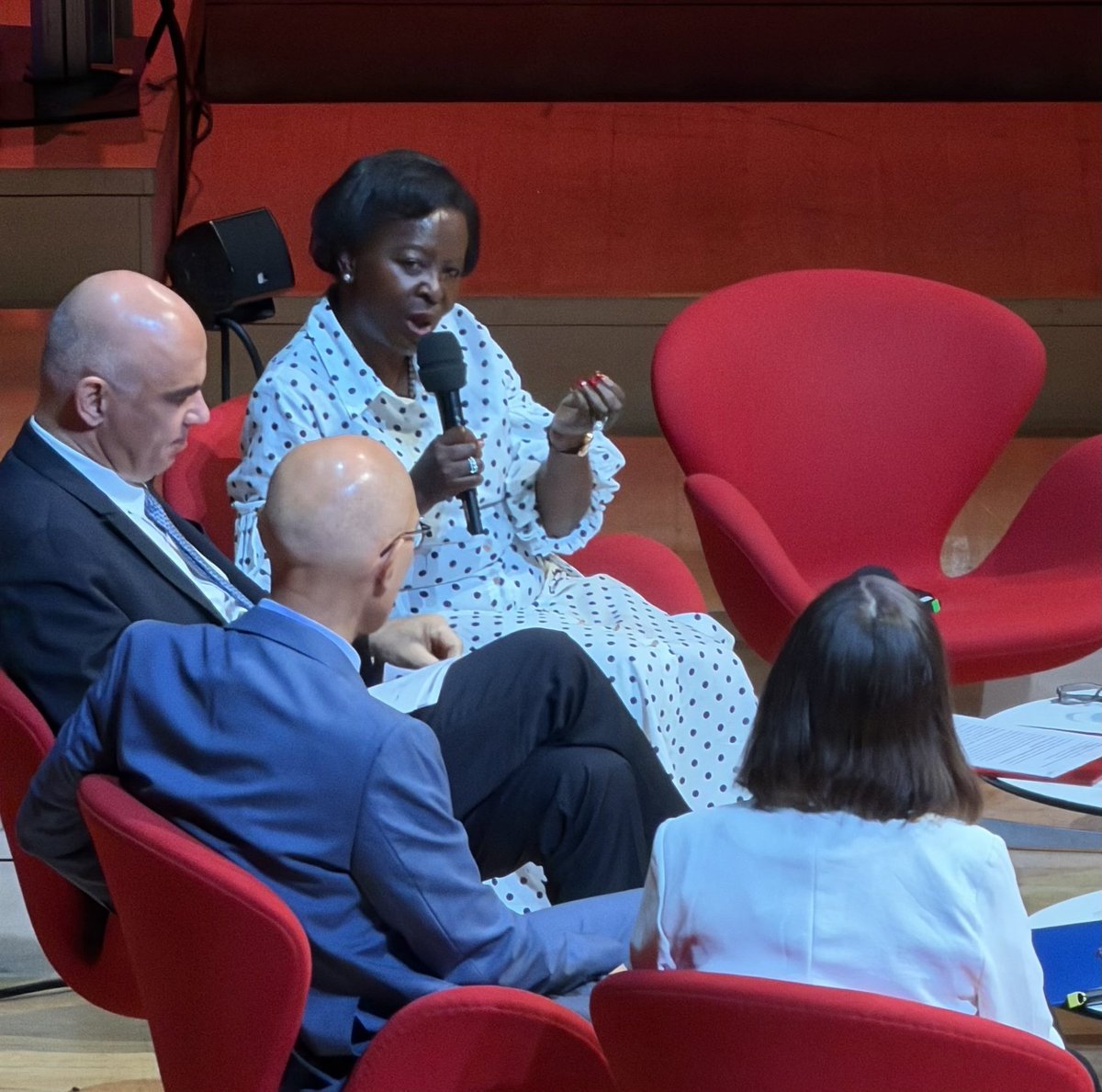 Ndagije__sam's tweet photo. 🤒😂 @OIFrancophonie be like: "Who should drive La Francophonie?"

👤 Candidate 1: "Trust me."

👤 Candidate 2: "Give me a chance."

👩🏿‍💼 @LMushikiwabo : "Here's my mileage since 2019: reforms, stronger governance, digital transformation, AI strategy, and a clearer road ahead." 🚗💨

@OIFrancophonie : "Wait... the car is clean, the engine is smooth, the passengers are safe... why change the driver now?" 😂

Don't replace the driver while the journey is still moving forward. 🛣️🏁

#RoadToTheFuture #OIF #LaFrancophonie #ExperienceCounts

📸 @ktpressrwanda