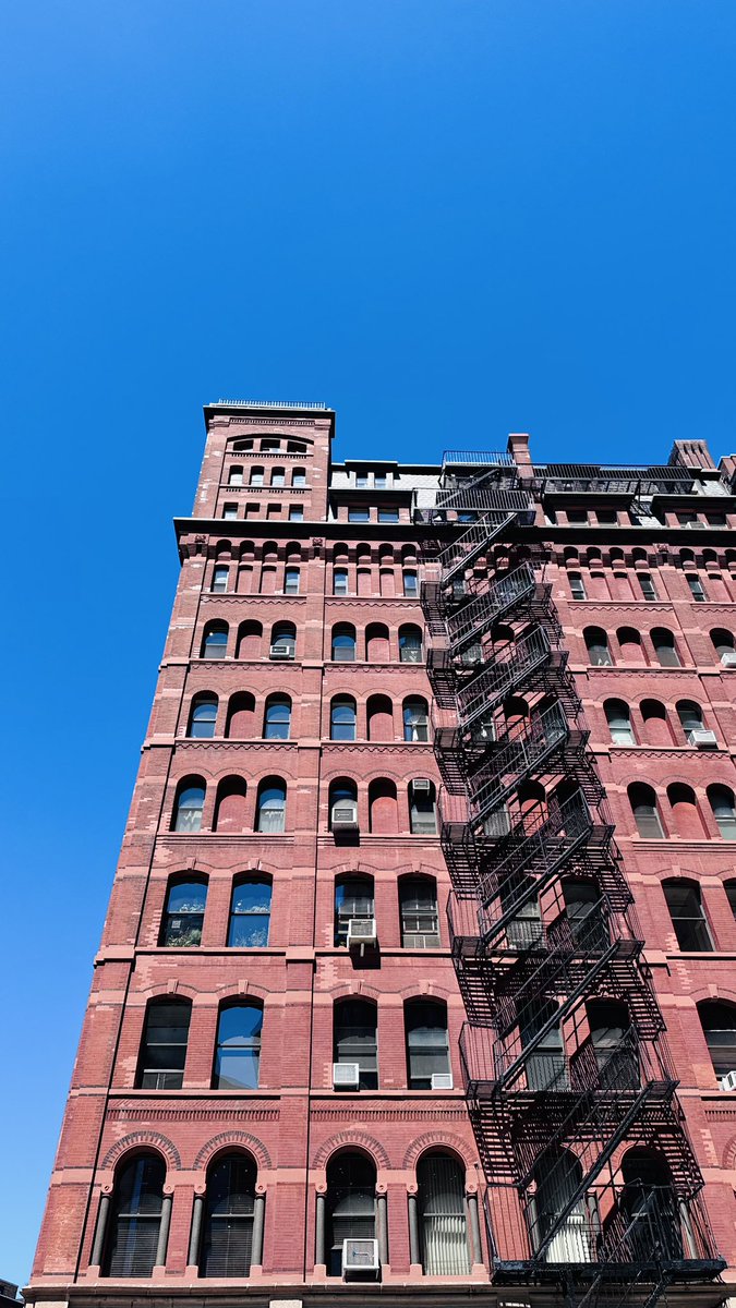 DWSchoner's tweet photo. Different eras, same skyline, same instinct to point the camera straight up and just take it in to stay #CreativelySane.
I was in Manhattan lately and couldn’t stop looking up.
There’s something about this city that makes you crane your neck: https://t.co/Vogi0tl8GQ