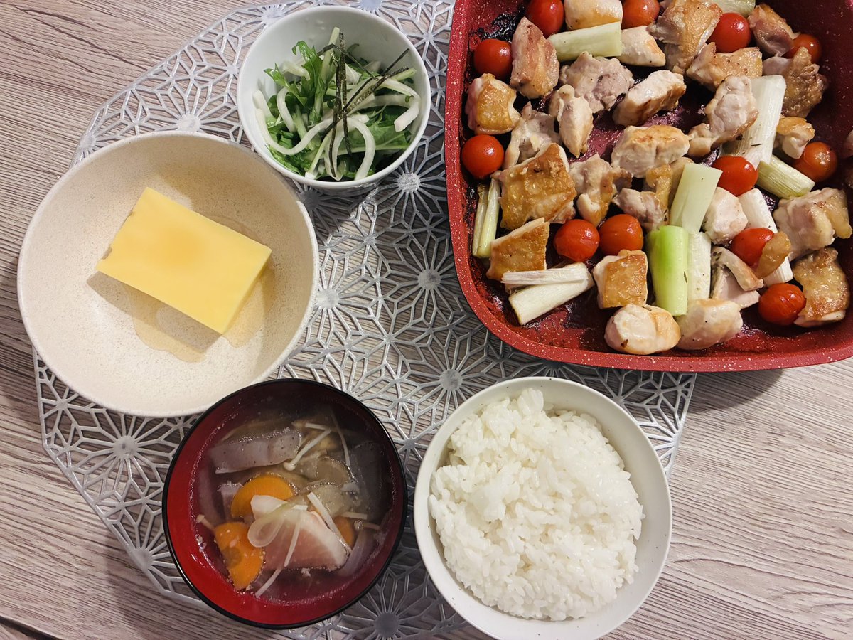 chero11299's tweet photo. #おうちご飯　#刺さない焼き鳥　#けんちん汁　#大根水菜サラダ

今年はまだ暑くなくて幸🙂‍↕️🫶🏻 https://t.co/qhLjdH4UR1