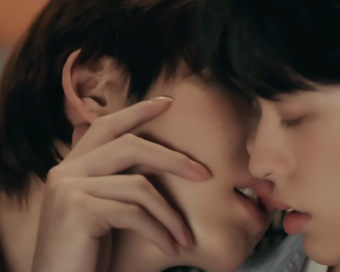 saturnsloops's tweet photo. hand placement. https://t.co/OzVqXBNZUP