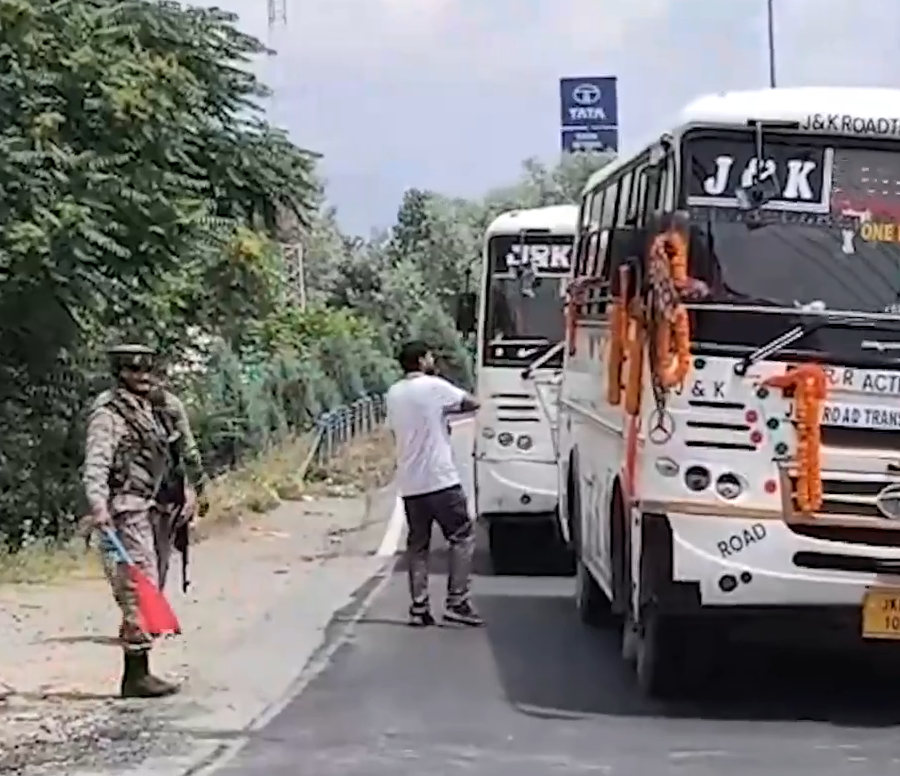 SundarAhuja's tweet photo. A picture speaks a thousand words. SANJY 2026 pilgrims salute a J&amp;K Police officer, while CRPF personnel stand vigilant, ensuring a safe and secure Amarnath Yatra. This is the true spirit of faith, respect, service, and unity. 🇮🇳🙏 
#AmarnathYatra 
#CRPF 
#SANJY2026
#TRENDING https://t.co/kKfQ3i2sX0