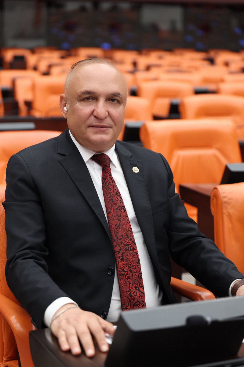 melih_meric's tweet photo. Esnafımız iş yapmayı değil, ayakta kalmayı düşünüyor.

72 aya kadar yapılandırma deniliyor, ancak yüzde 39 faizle. Bu şartlarda ne borç biter ne de esnaf nefes alır.

Vergi ve BAĞ-KUR borcu olan esnaf krediye ulaşamıyor, dükkânına mal koyamıyor, primini ödeyemiyor.

Esnafa yük değil, çözüm gerekiyor!

Faizler düşürülmeli, gerçekçi ve kapsamlı bir yapılandırma paketi acilen hayata geçirilmelidir.

#Esnaf #BAĞKUR #KOBİ #CHP