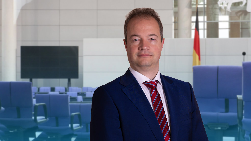 AfDimBundestag's tweet photo. Pläne der Bundesregierung zu #Krankschreibung ab 1. Tag sind völliger Wahnsinn!

Die Bundesregierung plant im Rahmen ihres heute vorgestellten #Reformpaketes, dass #Arbeitnehmer künftig bereits ab dem 1. Tag eine verpflichtende Krankschreibung vorlegen müssen. Diese soll zudem nicht mehr telefonisch eingeholt werden können, sondern nur noch durch einen Termin beim Hausarzt. Heftige Kritik an diesen Plänen kommt von der AfD-Bundestagsfraktion.

Dazu teilt der gesundheitspolitische Sprecher der AfD-Bundestagsfraktion, @Martin_Sichert, mit:

„Die Pläne der #Bundesregierung sind völliger Wahnsinn. Für Hausärzte bedeuten sie einen massiven Mehraufwand, mehr Patienten, mehr Bürokratie. Die Zeit, die Ärzte künftig mit zusätzlichen Krankschreibungen verbringen, fehlt bei der Patientenversorgung. Die Pläne sind zudem konträr zum geplanten Hausarztmodell, das den Hausärzten ohnehin schon eine zusätzliche Flut an Patientenkontakten bringt.

Statt die hart arbeitende Bevölkerung zu stärken, führt die Bundesregierung eine Misstrauenskultur ein. Das ist ein Schritt in die völlig falsche Richtung. Statt weniger Vertrauen in die Ehrlichkeit der Arbeiter und Angestellten brauchen wir weniger Misstrauen, weniger Kontrolle und weniger Bürokratie, um Deutschland wieder auf Vordermann zu bringen.

Die #AfD-Bundestagsfraktion fordert die Bundesregierung auf, den Status Quo beizubehalten und die Pläne zur verpflichtenden Krankschreibung ab dem 1. Arbeitstag wieder in der Schublade verschwinden zu lassen. Wir brauchen keine #Misstrauenskultur, sondern vernünftige Gesundheitspolitik im Sinne der Arbeiter und Angestellten, die dieses Land Tag für Tag am Laufen halten.“