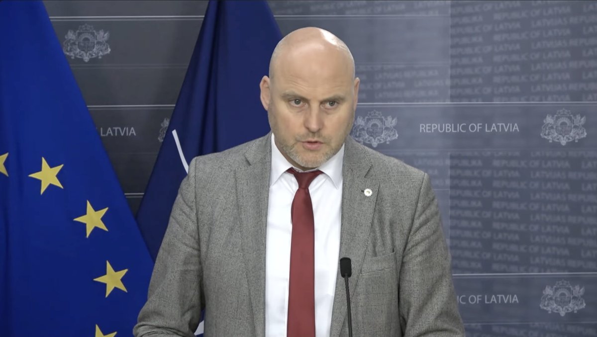 ErlendsBB's tweet photo. 🇱🇻🖥️Piecas reizes prasīju "kas ir atbildīgais?"

Premjers pats to izstāstīja labāk, nekā es jebkad varētu.

Preses konferencē par kiberuzbrukumu Latvijas valsts mežiem Andris Kulbergs atzīst: "Piecas reizes šodien prasīju, un atbildīgais ir NKC." Piecas reizes. Vienā sēdē. Premjers savā paša valdībā nespēj noskaidrot, kurš par ko atbild.

Un tālāk vēl godīgāk: "mums reāli iztrūkst viena atbildīgā. Jo viens uz otru šobrīd skatās."

Tieši tā. Kad par lietu atbild sistēma, neatbild neviens. 11. jūnijā hakeris ielaužas. 25. jūnijā beidzot sanāk sēde. Divas nedēļas kritiskā infrastruktūra stāv atvērta, un — premjera paša vārdiem — "Jāņa ugunskurs un sēdēšana pie alus krūzes ļāva šim hakerim darboties nepamanītam."

Bet risinājums? Vēl viena sēde. 30. jūlijā. Vēl viens ziņojums Ministru kabinetam. Vēl darba grupas, vēl "ceļa kartes", vēl auditi par auditiem. Kad četrām piektdaļām iestāžu nav pat darbības nepārtrauktības plāna, atbilde ir uztaisīt vēl vienu papīru.

Un tad pati atzīšanās, kas visu izsaka: 570 miljoni nodedzināti "AirBaltic", jo "nevarējām noalgot attiecīga līmeņa speciālistu". Valsts, kas gatava zaudēt miljonus, tikai lai neizietu ārpus savām "kastītēm un limitiem".

Tā nav kiberdrošības krīze. Tā ir bezatbildības sistēma, kas ēd pati sevi.

Ja par katru lietu atbildētu tieši viens cilvēks — ar vārdu un uzvārdu — premjeram nebūtu jāprasa piecas reizes. Būtu pie kā aiziet un pajautāt: kur ir rezultāts?

https://t.co/8Ekfto56D3