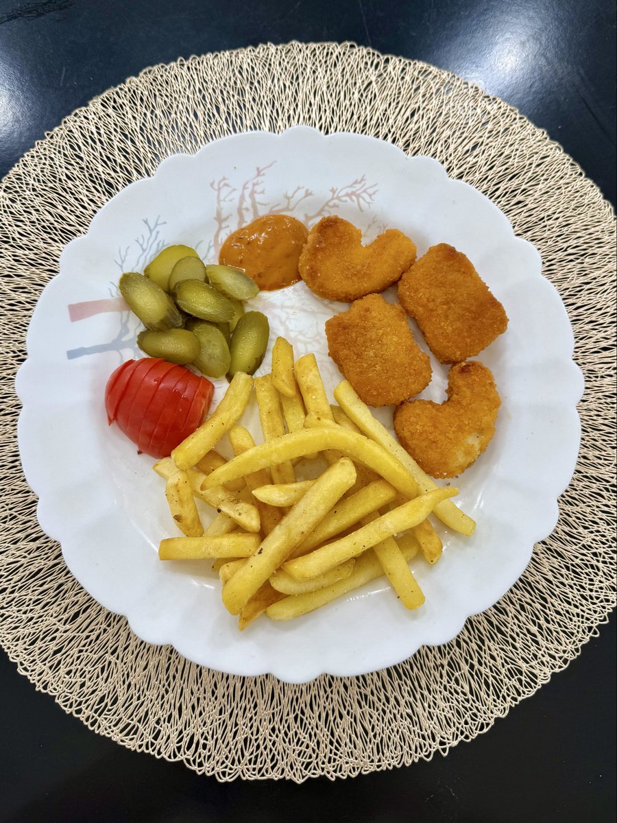 Anna_hittaa's tweet photo. ناهارم وقتی تنهام vs وقتی یکی دیگه هم هست😂 https://t.co/wbjSPo4DI6