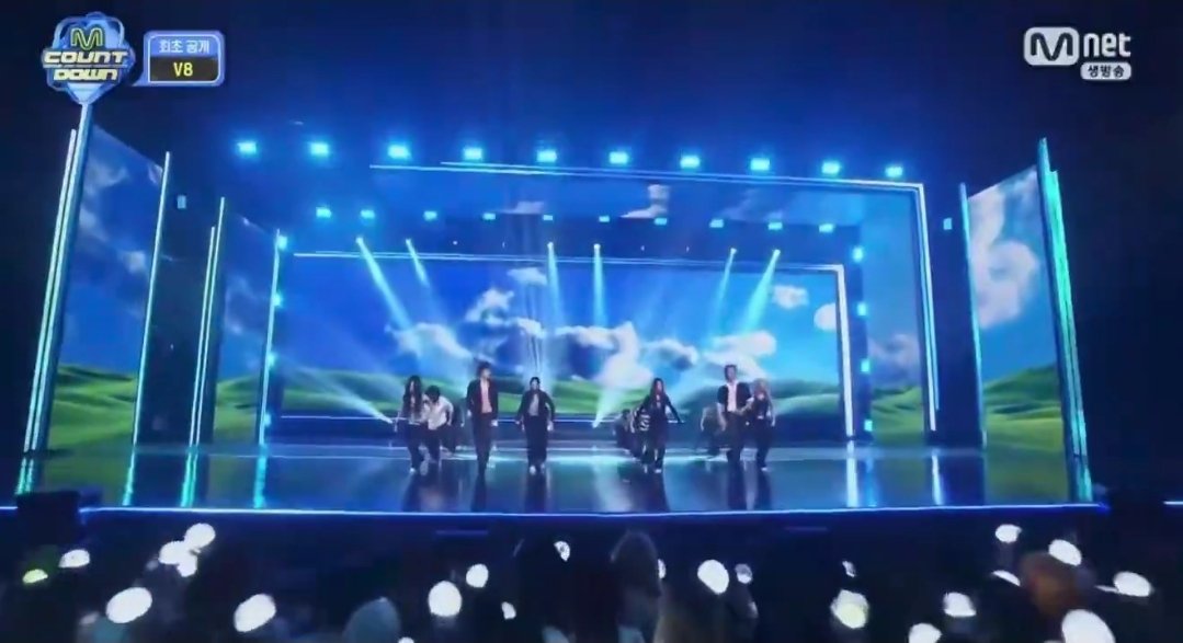 xumeong's tweet photo. EH JUJUR kok lebih effort stage setup nya rat race dibanding singasong bjir?? wkwkw 😭😭 https://t.co/CzoPQhoF1L