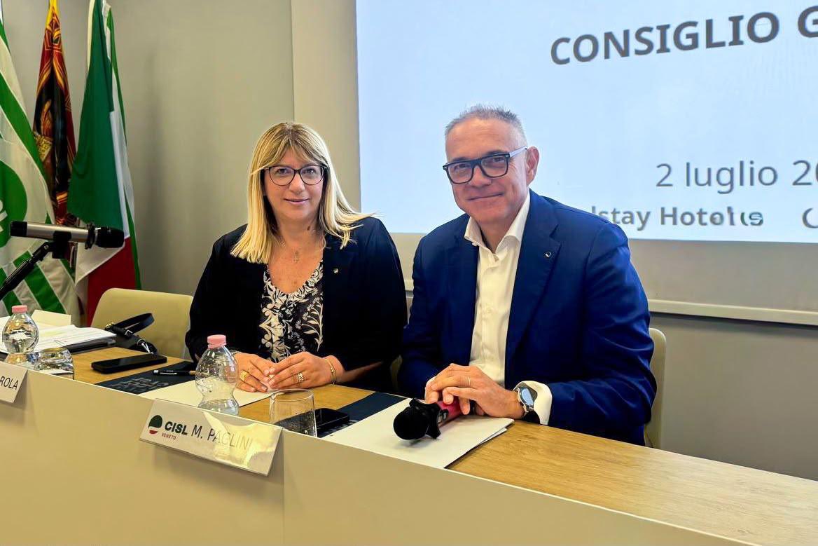CislNazionale's tweet photo. Tappa a Mestre per la leader #Cisl, #DanielaFumarola, che oggi concluderà con il suo intervento i lavori del Consiglio Generale dell’@UsrVeneto. 
Sul tavolo: il futuro della regione e le sue fragilità strutturali a partire dalla condizione giovanile, e dai dati reddituali che testimoniano lo scarto di prospettive generazionali che caratterizzano una delle aree tradizionalmente più vocate allo sviluppo e alla competitività del Paese.  

#Redditi #Giovani #Generazioni #Veneto #Futuro #Sviluppo #Competitività