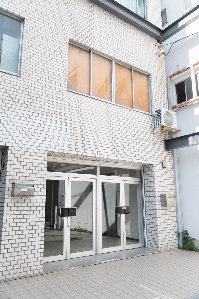 flowertriangle's tweet photo. スタジオスペースが手狭になってきて、密かに狙ってた真下にある一階路面物件。空きが出たので早速内見させてもらって即決。無事来週から借りれることになりました。 https://t.co/8i3u7ddOaD