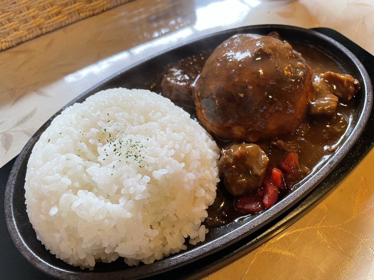 Takarobin54's tweet photo. 老舗の洋食屋さん『れすとらん仔馬宮前店』でランチ。

期間限定メニューの仔馬カレーハンバーグ！

牛すじカレーを熱々の鉄板にルーをかけ食べる！
ほろほろした牛肉に辛味ないカレーと仔馬のハンバーグを一緒に食べると最高に美味しい！
#仔馬宮前店
#安城ハンバーグ
#カレーハンバーグ
#安城グルメ https://t.co/QnNx7eHDul