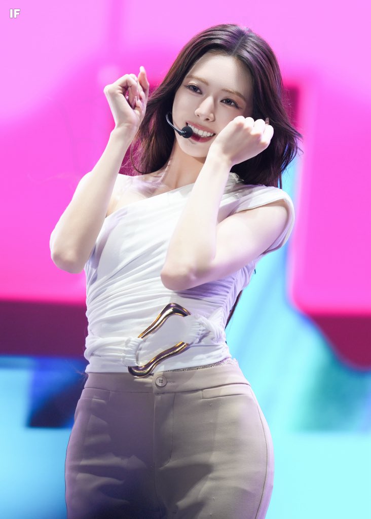 IF_YUNA_1209's tweet photo. 260623MAWAZINE #ITZY #있지 #YUNA #유나 https://t.co/3kDtgjfTKS