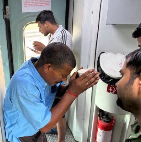 Anuradha6jza's tweet photo. A vendor sold food to a passenger on the train for ₹220, claiming that it was a VIP meal.

But later, the passenger found out that the actual price of that same meal was only ₹80.

Without wasting time, he immediately filed a complaint on Rail Help 139.

And just 10 minutes later, the manager arrived directly at his seat.

The extra money that had been charged was returned to him on the spot.

After that, they requested him to withdraw the complaint…

because otherwise, a fine of ₹45,000 could be imposed.