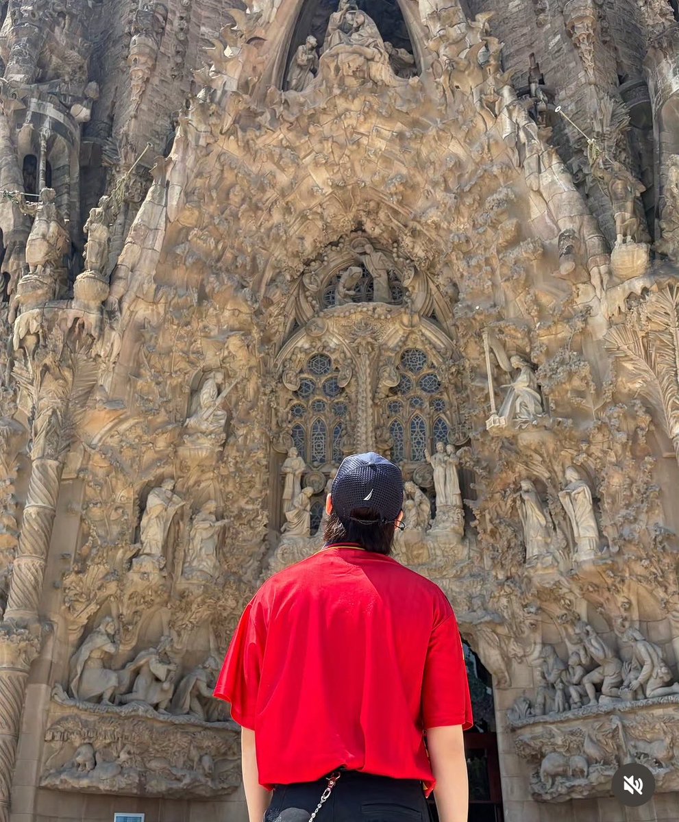 seokjinbit's tweet photo. NEW TOURIST YOONGI PHOTOS I FEEL LIKE BEING REBORN AGAIN https://t.co/KP11Bp7fJK