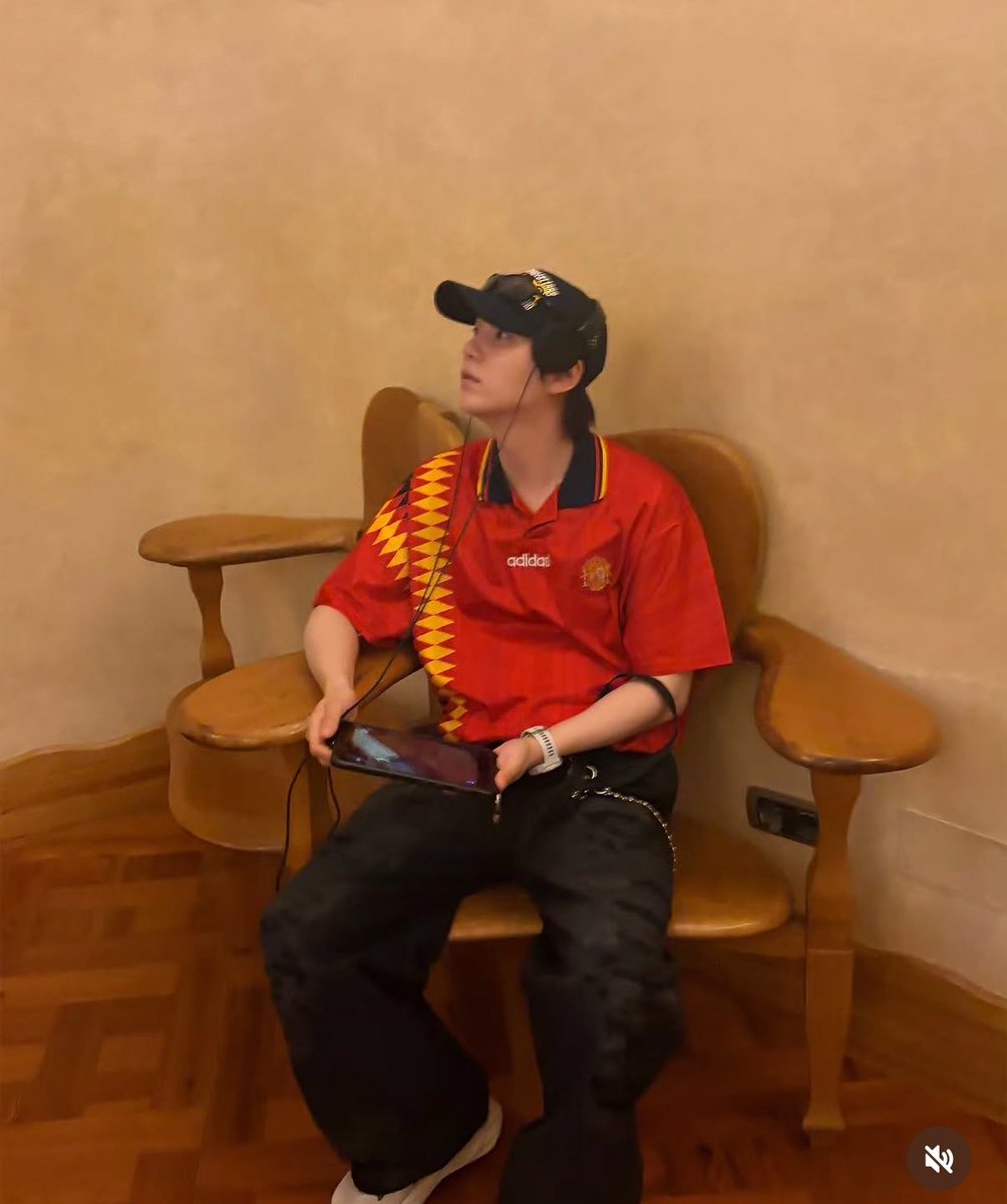 seokjinbit's tweet photo. NEW TOURIST YOONGI PHOTOS I FEEL LIKE BEING REBORN AGAIN https://t.co/KP11Bp7fJK