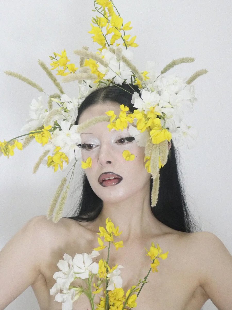 florasisbeauty's tweet photo. Caught in full bloom. 🌼✨
Blossoming beyond the petals, where petals, light, and artistry become one—beauty shaped by nature.
#Florasis #Makeup #NatureInspired #CBeauty #MakeupArt https://t.co/iz0EeN8awb