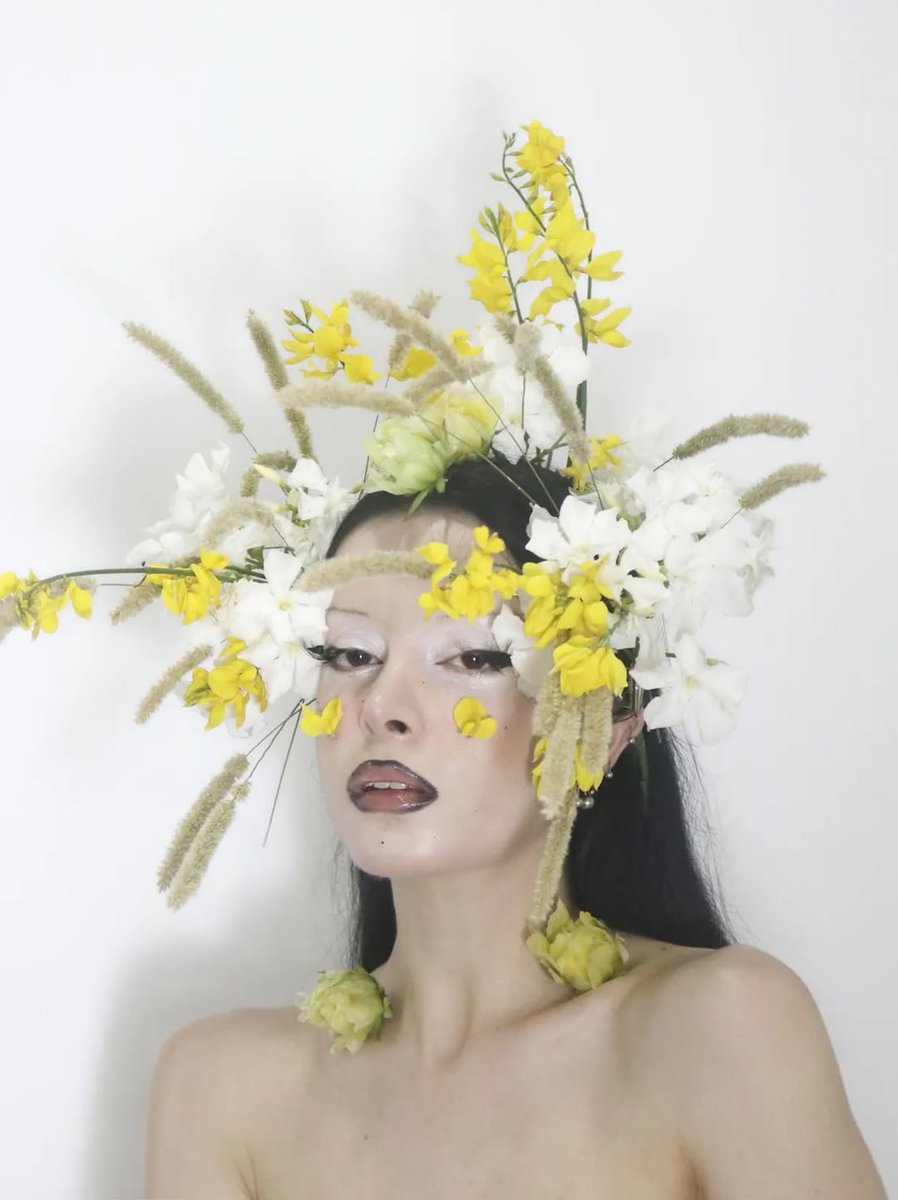 florasisbeauty's tweet photo. Caught in full bloom. 🌼✨
Blossoming beyond the petals, where petals, light, and artistry become one—beauty shaped by nature.
#Florasis #Makeup #NatureInspired #CBeauty #MakeupArt https://t.co/iz0EeN8awb