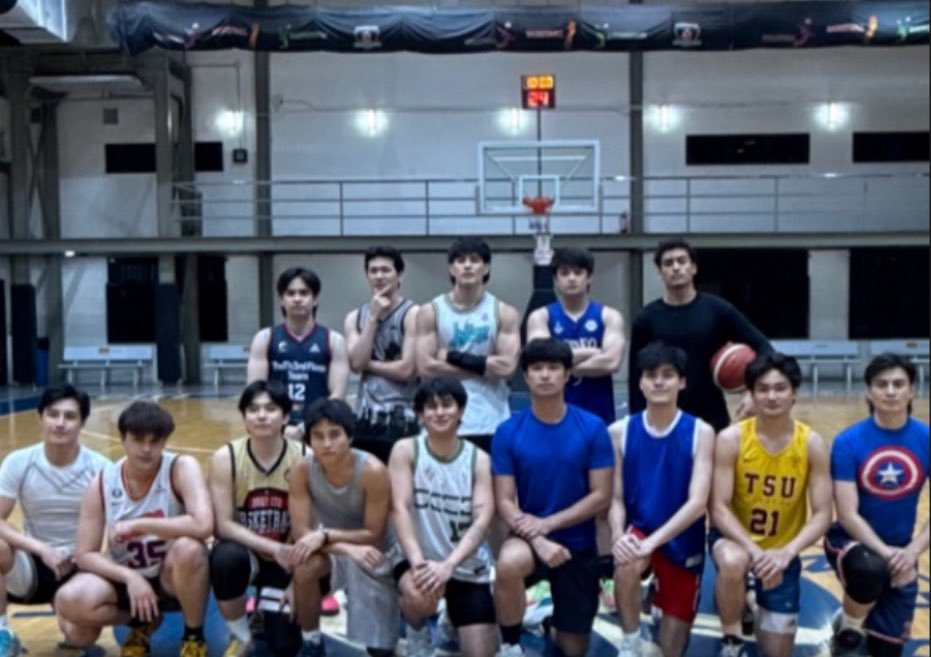 _matchayaaa's tweet photo. angas ng mga katabi nya sa likod tas sya naka pang pogi pose 😓 wilbert tanggapin na ba namin... chz https://t.co/YIt9KmUKRU