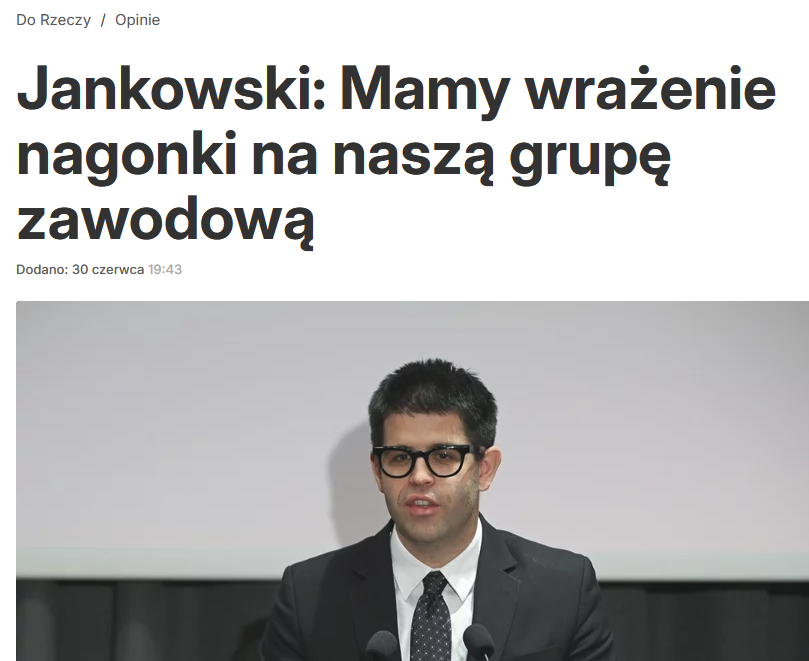 PiotrWitczak_'s tweet photo. Hej @NaczelnaL a pamiętacie jak Wasza grupa zawodowa hejtowała osoby sceptyczne wobec szczepień przeciw covid? 

Jak gorliwie popieraliście przymus, a część z Was zarabiała krocie na wyszczepianiu?

Jak nazywano "antymaseczkowców" kretynami, bandytami i medycznymi troglodytami (lek. med. Michał Sutkowski), pomimo metaanaliz wskazujących na ich nieskuteczność i skutki uboczne?

Jak apelowano o izolację i przetrzymywane w zakładach psychiatrycznych ludzi sprzeciwiających się sanitaryzmowi (Prof. Marian Zembala) i nazywano ich "agresywną dziczą" (prof. Krzysztof Simon)?

Nadal często lekceważycie rodziców, których dziecko doznało powikłań poszczepiennych i bezwzględnie hejtujecie rodziców obawiających się skutków ubocznych szczepień...

A teraz ubolewacie nad brakiem społecznego poparcia?

Szkoda tylko tych oddanych pacjentom, empatycznych lekarzy, którzy przez Was dostają rykoszetem

Źródła:
https://t.co/aXUtlZcpf8

https://t.co/C7advsiVun

Więcej hejtu ze strony środowiska lekarskiego w okresie covid: https://t.co/thv4OCc6I8