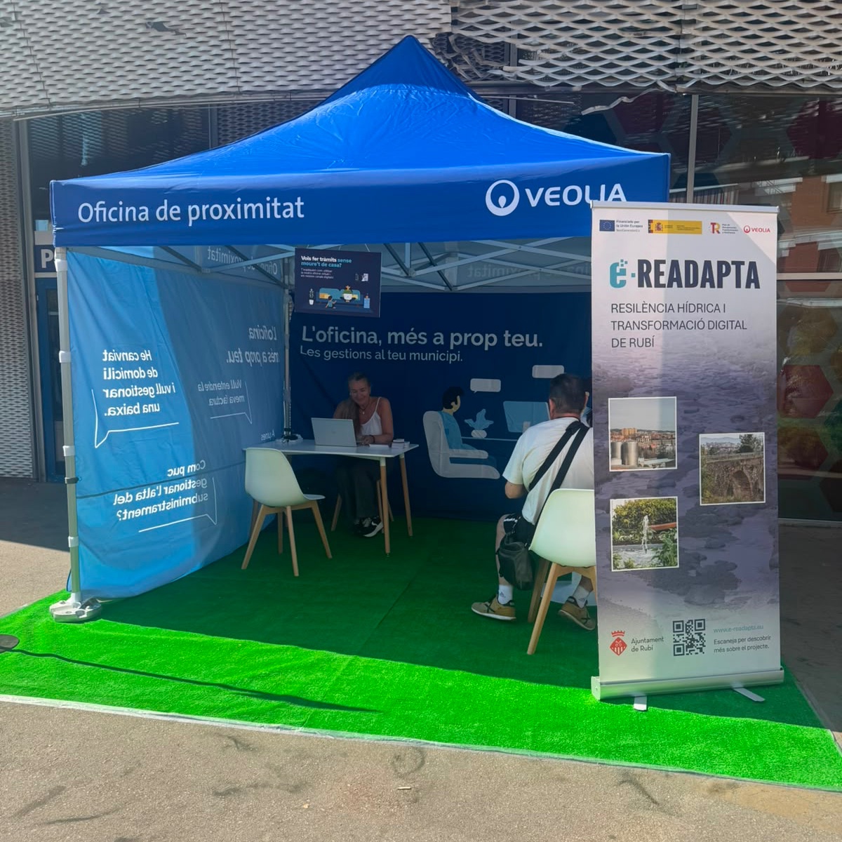 Veolia_Cat's tweet photo. 🏢🤝 En el marc del PERTE e-READAPTA, hem instal·lat l'Oficina de Proximitat al costat del Mercat Municipal de #Rubí, un espai d'atenció i acompanyament centrat a mitigar la bretxa digital.

🌐📱 Hi resolem dubtes, oferim suport personalitzat i expliquem com treure el màxim profit dels nostres canals digitals.

#PlanDeRecuperación #NextGenerationEU #PERTE_CicloDelAgua