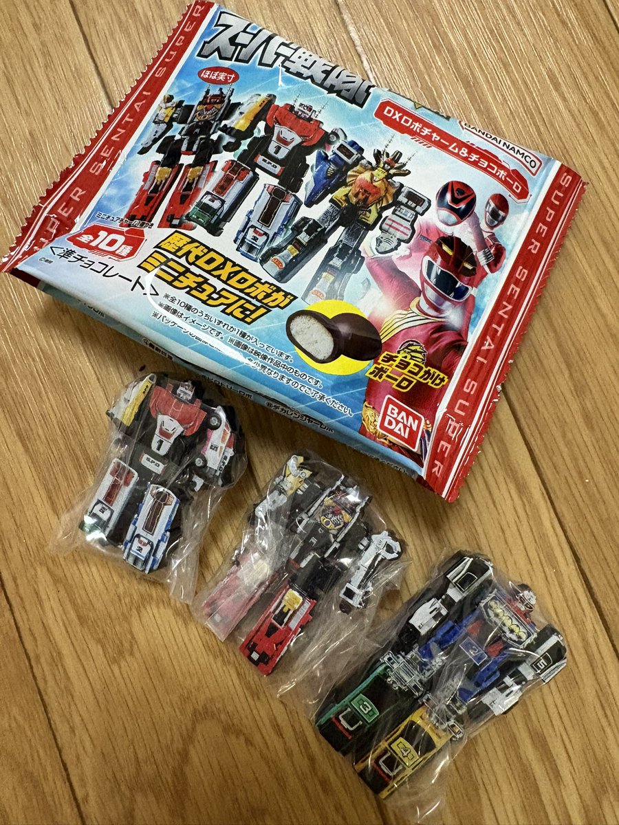 shs0601's tweet photo. スーパーで見つけて欲しくて3個買って、夫に開封お願いしたら全部欲しいの出た！
デカレンジャーロボ
ダイボウケン
これは私が絶対に欲しかった！！！
あと1個は夫が欲しかった
RVロボ

鞄に付けないと🎶 https://t.co/UhaYyfueYB
