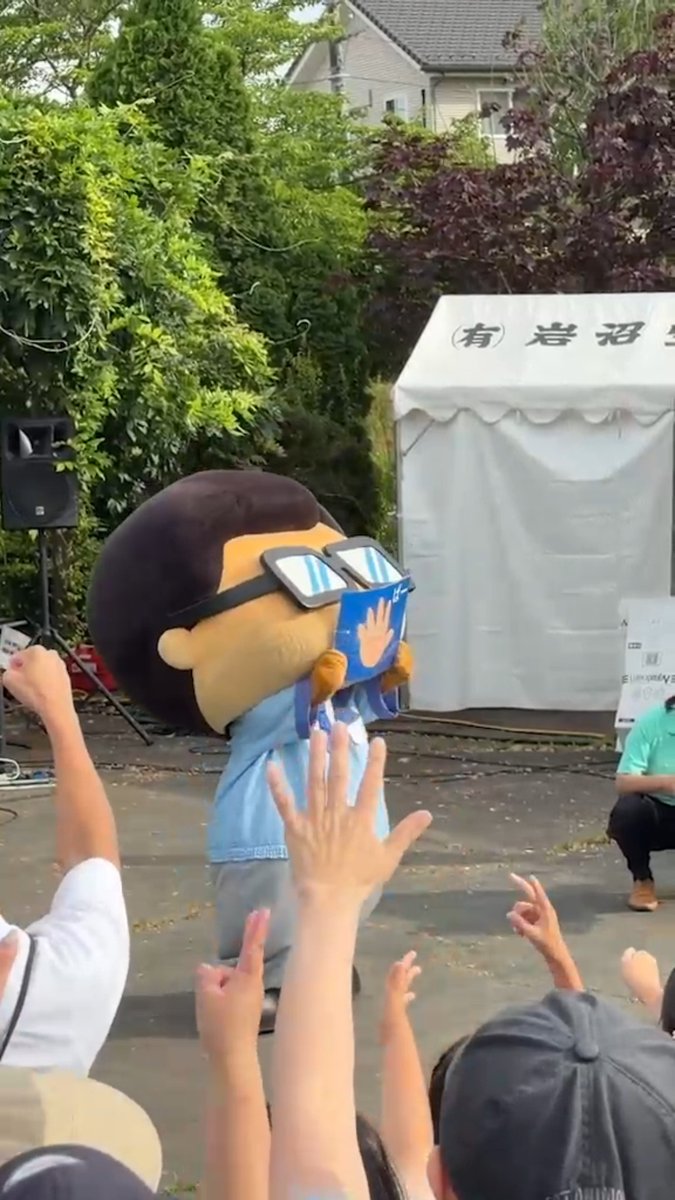 iwnm_kakarichou's tweet photo. 6月27日に開催された「いわぬま市民マルシェ」にお邪魔してきましたよ。イベントの最後に行なわれたじゃんけん大会は大盛り上がり！参加された皆さんは私に勝つことができましたか？( □ｰ□)✊️✌️🖐️

#岩沼 #いわぬま市民マルシェ #miiina #岩沼係長 #おでかけ https://t.co/Q4CE8O40vG
