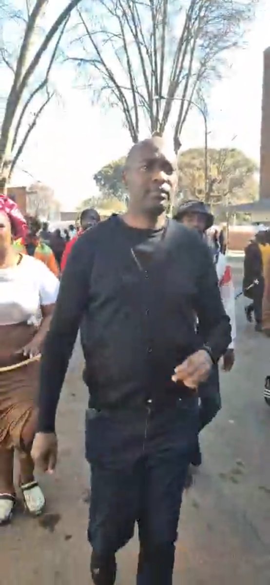 Phislash's tweet photo. We are witnessing a new set of people based leaders that move amongst the crowds with no visible guns or bodyguards. 

Just sheer trust in the people they are leading 🙌🏽🙌🏽🙌🏽 https://t.co/XdYU8bJnqk
