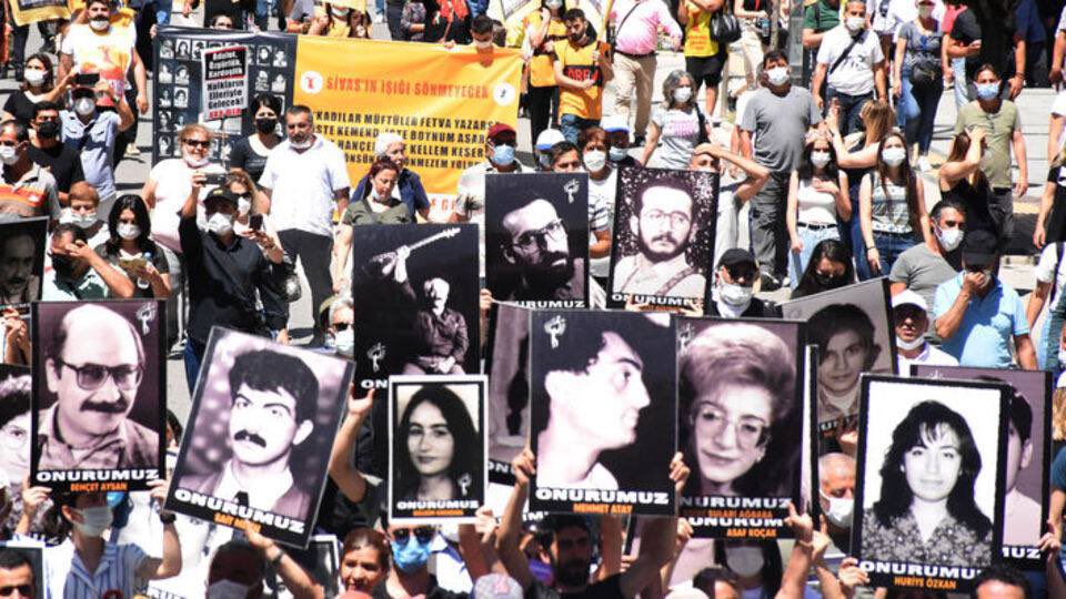 NavendTJA's tweet photo. Katledilen canlarımızı saygıyla anıyoruz. 

Zamanaşımı kararlarıyla üstü örtülmek istenen #MadımakKatliamı, gerçek bir yüzleşmenin ve adaletin sağlanmadığı sistemsel bir sorundur.

Geçen yıllar adaletsizliği bitirmediği gibi, hafıza ve hakikat mücadelesini daha da elzem kılıyor. https://t.co/AOwu90FHaf