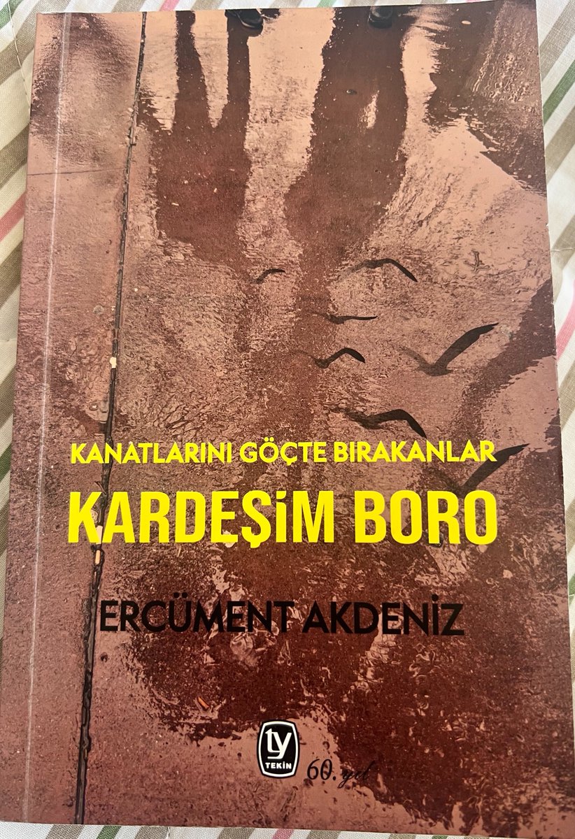 irfanaktans's tweet photo. Daha ilk sayfalardan itibaren, çocukluğu yoksullukla, kıtlıkla geçmişleri çarpan bir hayat hikâyesi. Dupduru bir dille yazmış @ErcmentAkdeniz . Herkese, hararetle tavsiye ederim valla.
@TekinYayinevi https://t.co/KqHBKMnIPx