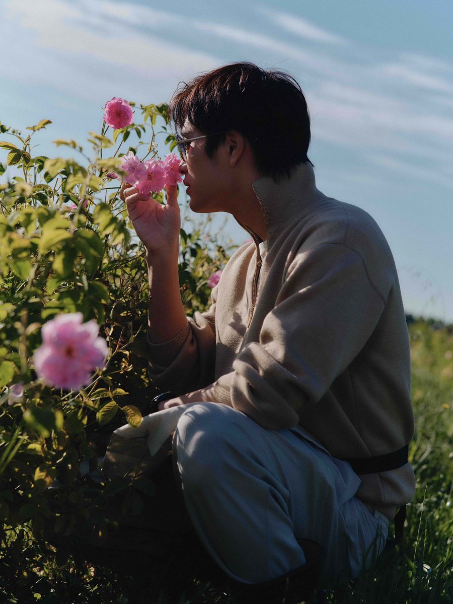 GeminiHome_TH's tweet photo. เจมีไนน์ CHANEL House Ambassador สัมผัสเบื้องหลังการรังสรรค์ CHANEL No.5 กับ Olivier Polge ท่ามกลางดอก May Rose ✨ 

ที่เมืองกราสส์พร้อมสัมผัสทุกองค์ประกอบกว่าจะออกมาเป็นน้ำหอมชาเนลที่หลายๆ คนหลงรัก🌸😍

#CHANELFragrance
#CHANELGrasse 
#CHANELXGEMINI 
#Gemini_NT #เจมีไนน์ https://t.co/x2FG1eG6Da