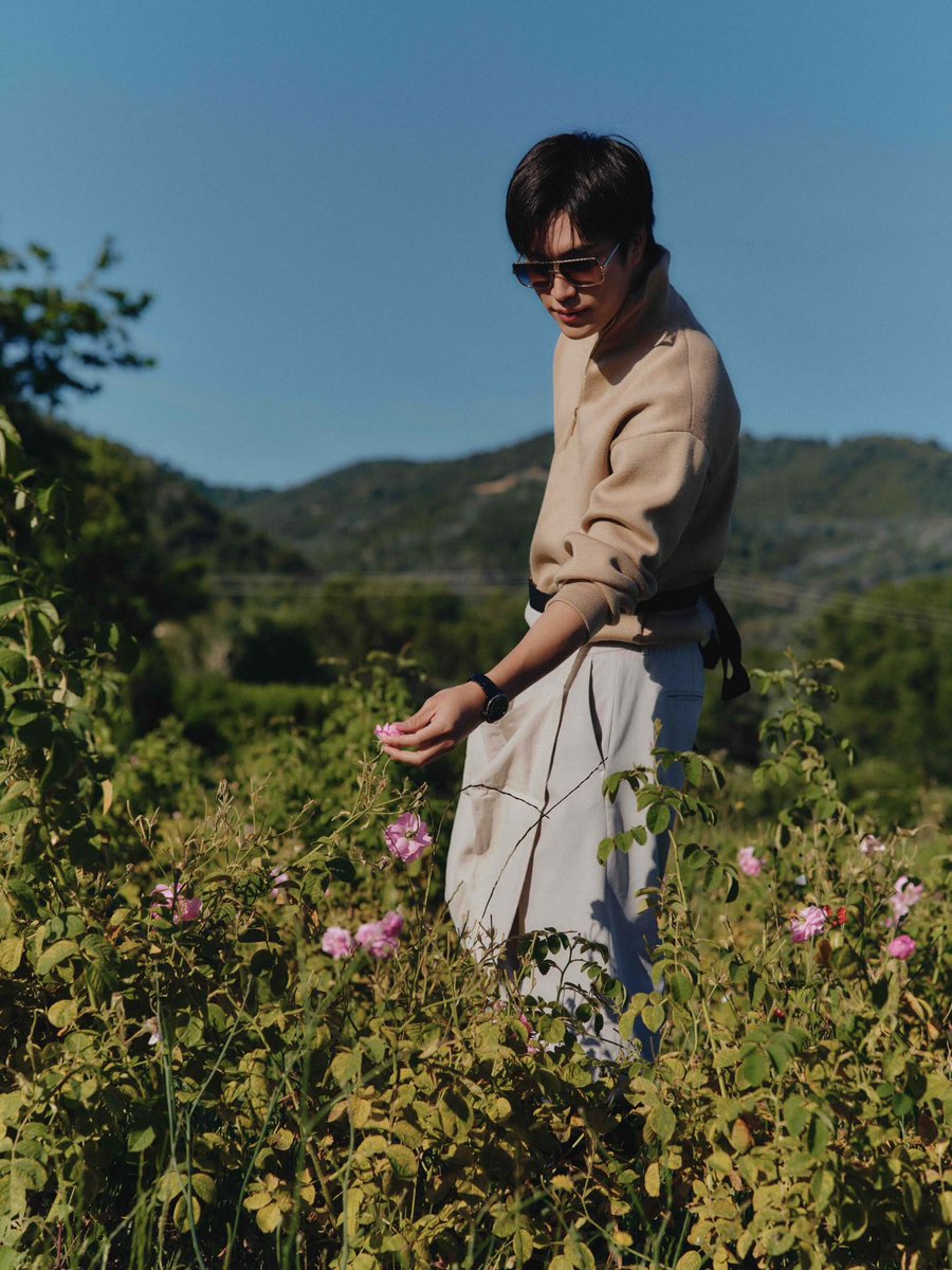 GeminiHome_TH's tweet photo. เจมีไนน์ CHANEL House Ambassador สัมผัสเบื้องหลังการรังสรรค์ CHANEL No.5 กับ Olivier Polge ท่ามกลางดอก May Rose ✨ 

ที่เมืองกราสส์พร้อมสัมผัสทุกองค์ประกอบกว่าจะออกมาเป็นน้ำหอมชาเนลที่หลายๆ คนหลงรัก🌸😍

#CHANELFragrance
#CHANELGrasse 
#CHANELXGEMINI 
#Gemini_NT #เจมีไนน์ https://t.co/x2FG1eG6Da