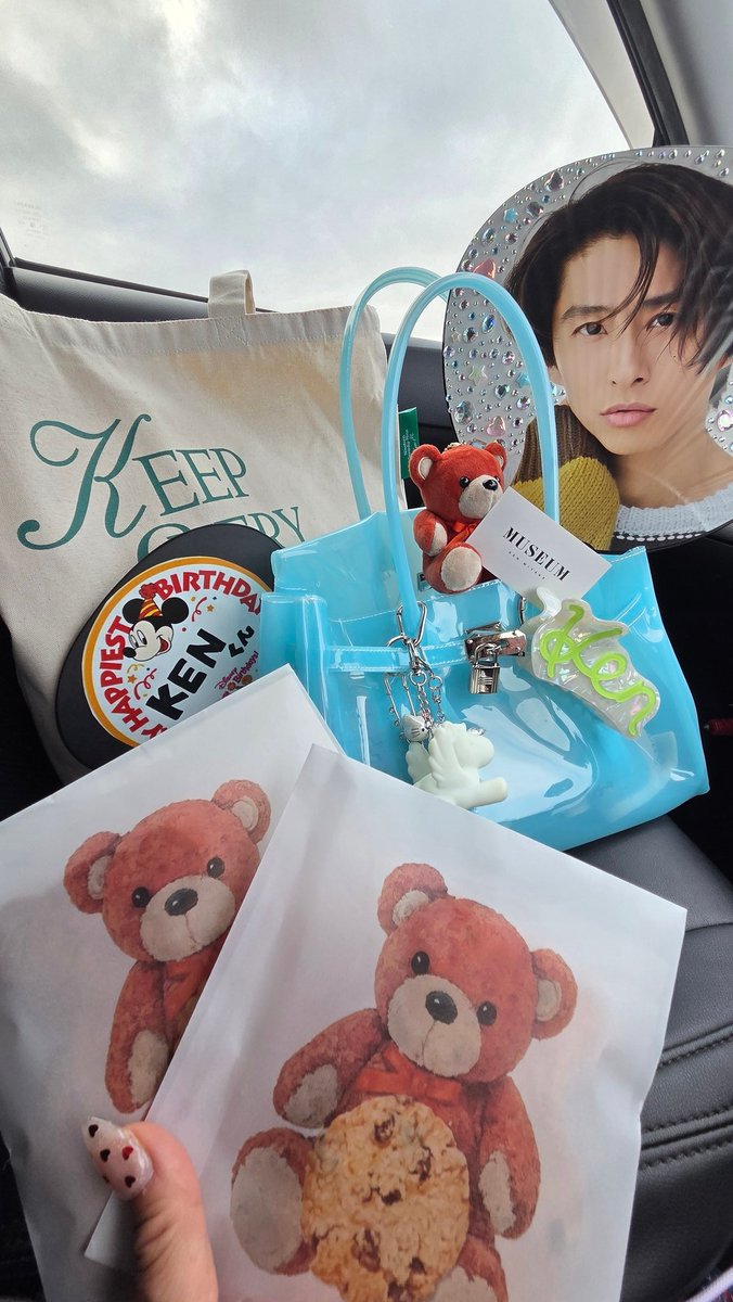 Mahalohaxxx's tweet photo. 健くんが運んでくれた🧸🧸🍪無事に割らずにお持ち帰りできたー！
お名刺受け取って駅までダッシュした不審者は私です(爆)
#三宅健ファンミ
#三宅健生誕祭2026 https://t.co/2SVkZw2R4e